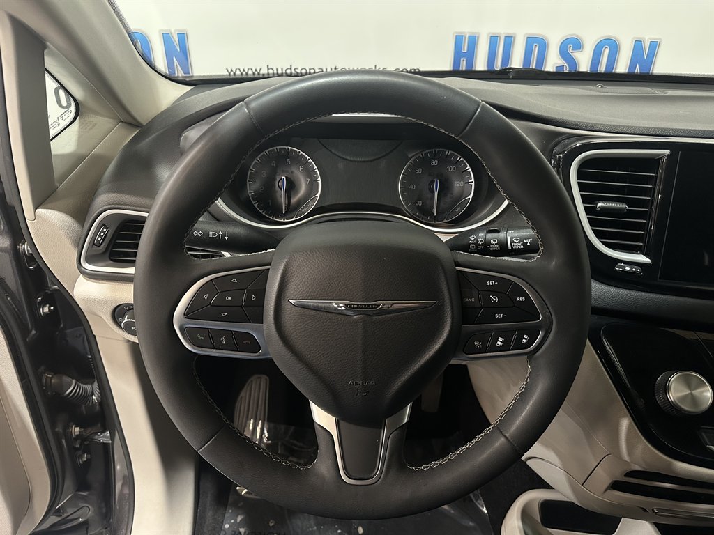 2022 Chrysler Pacifica Touring L photo