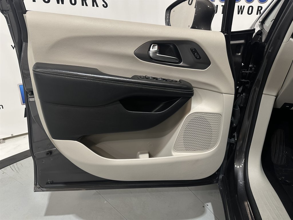 2022 Chrysler Pacifica Touring L photo