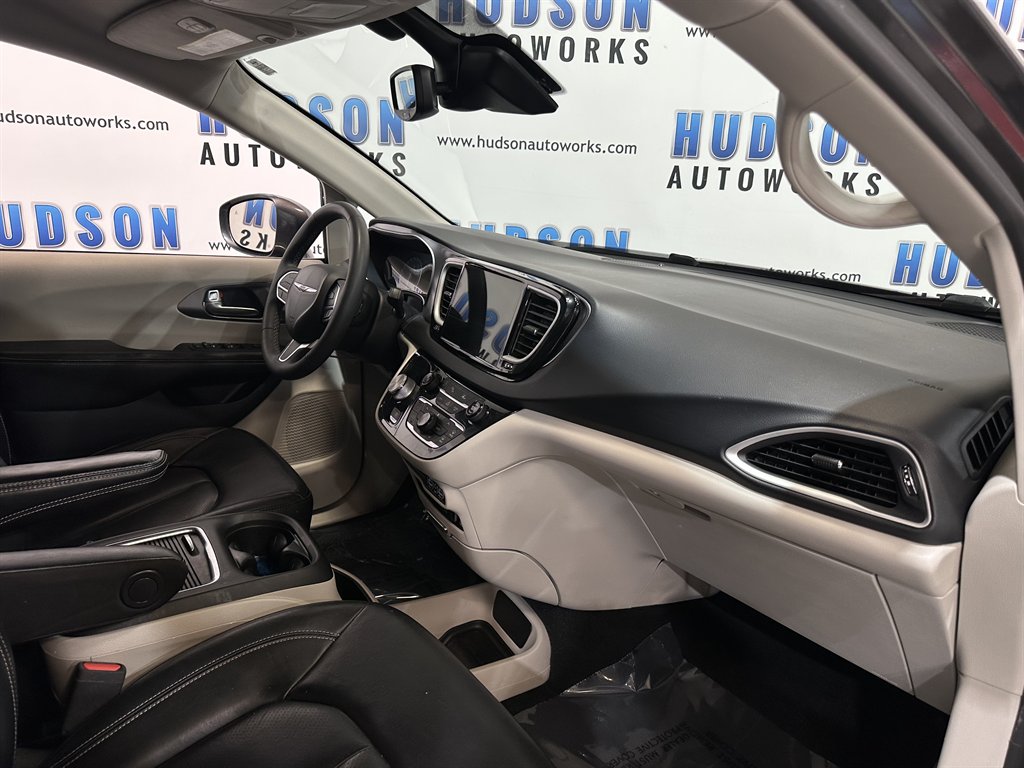 2022 Chrysler Pacifica Touring L photo