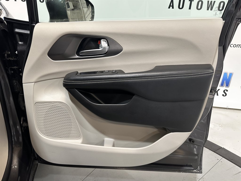2022 Chrysler Pacifica Touring L photo
