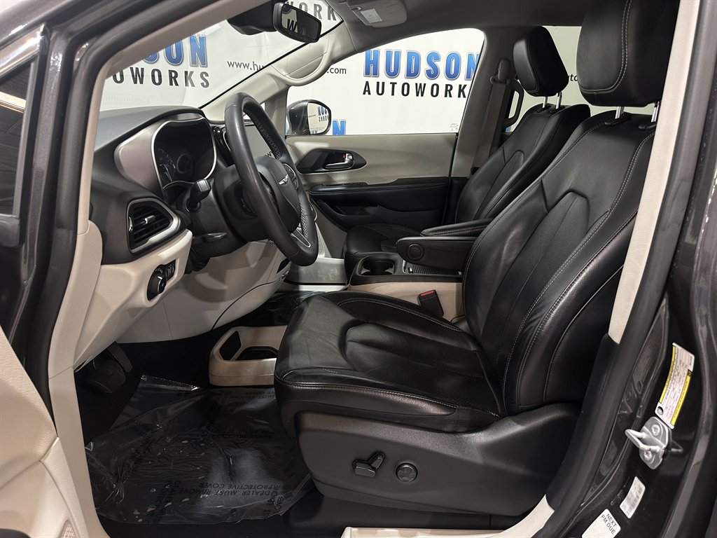 2022 Chrysler Pacifica Touring L photo