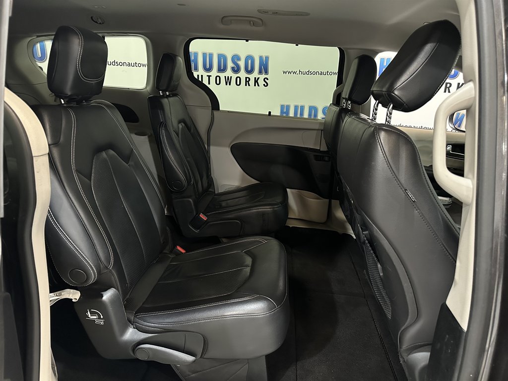 2022 Chrysler Pacifica Touring L photo