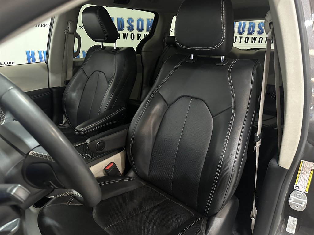 2022 Chrysler Pacifica Touring L photo