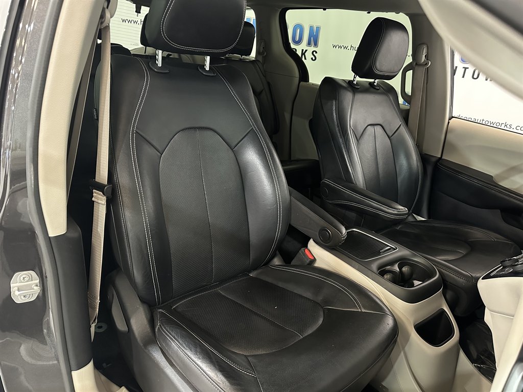2022 Chrysler Pacifica Touring L photo