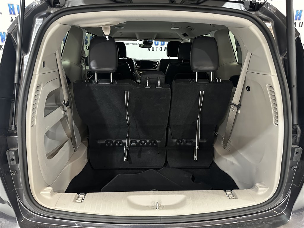 2022 Chrysler Pacifica Touring L photo