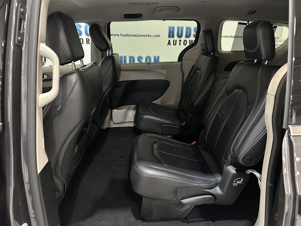 2022 Chrysler Pacifica Touring L photo