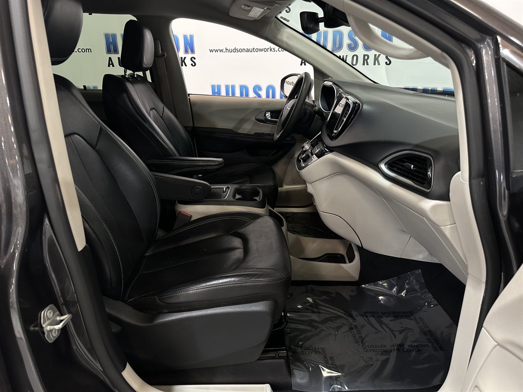 2022 Chrysler Pacifica Touring L photo