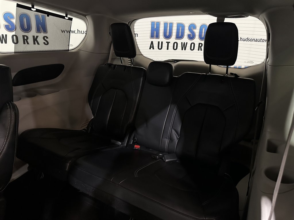 2022 Chrysler Pacifica Touring L photo