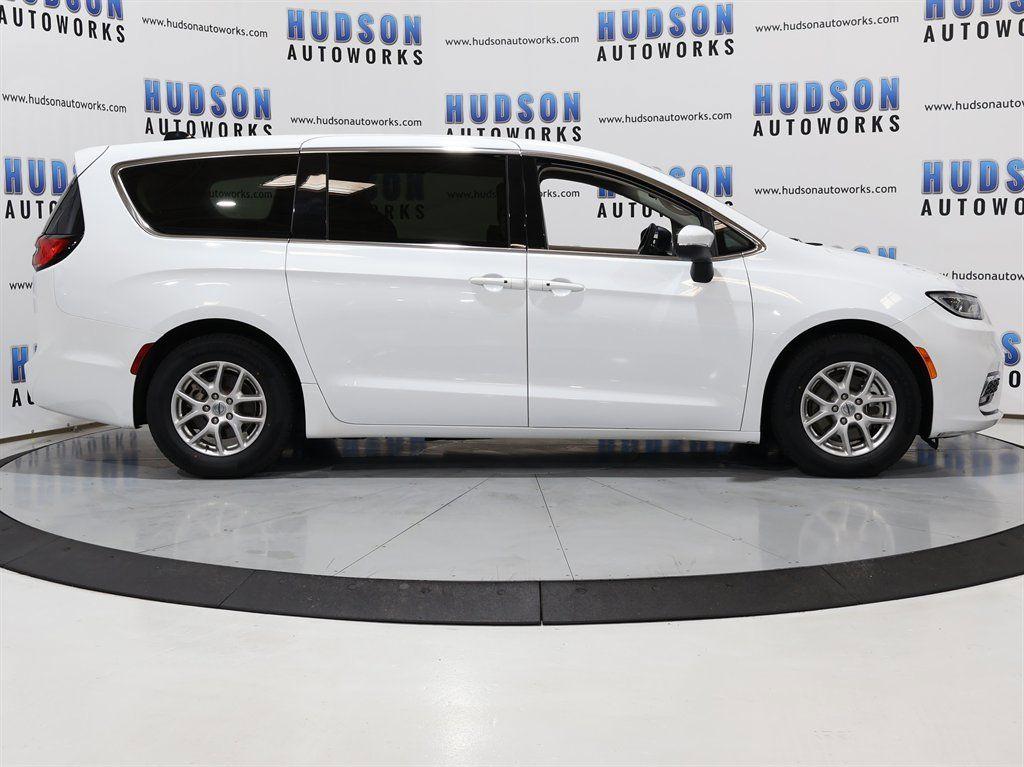 2023 Chrysler Pacifica - $33,200