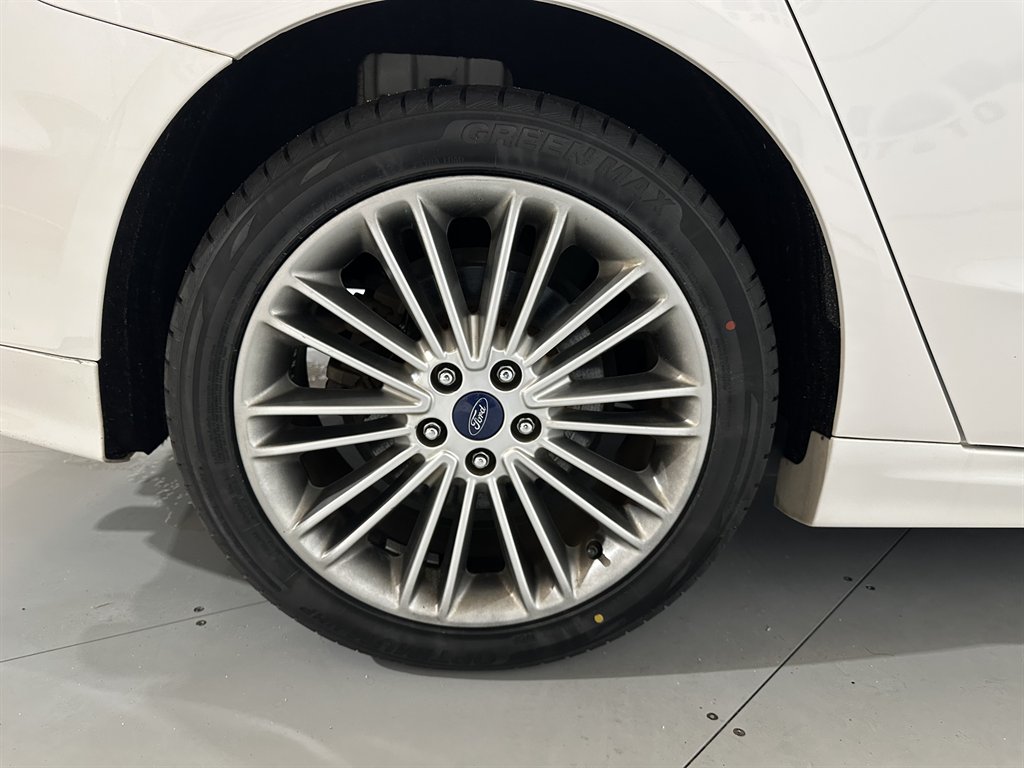 2015 Ford Fusion SE photo
