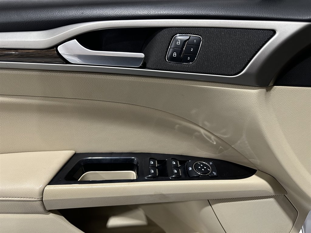 2015 Ford Fusion SE photo