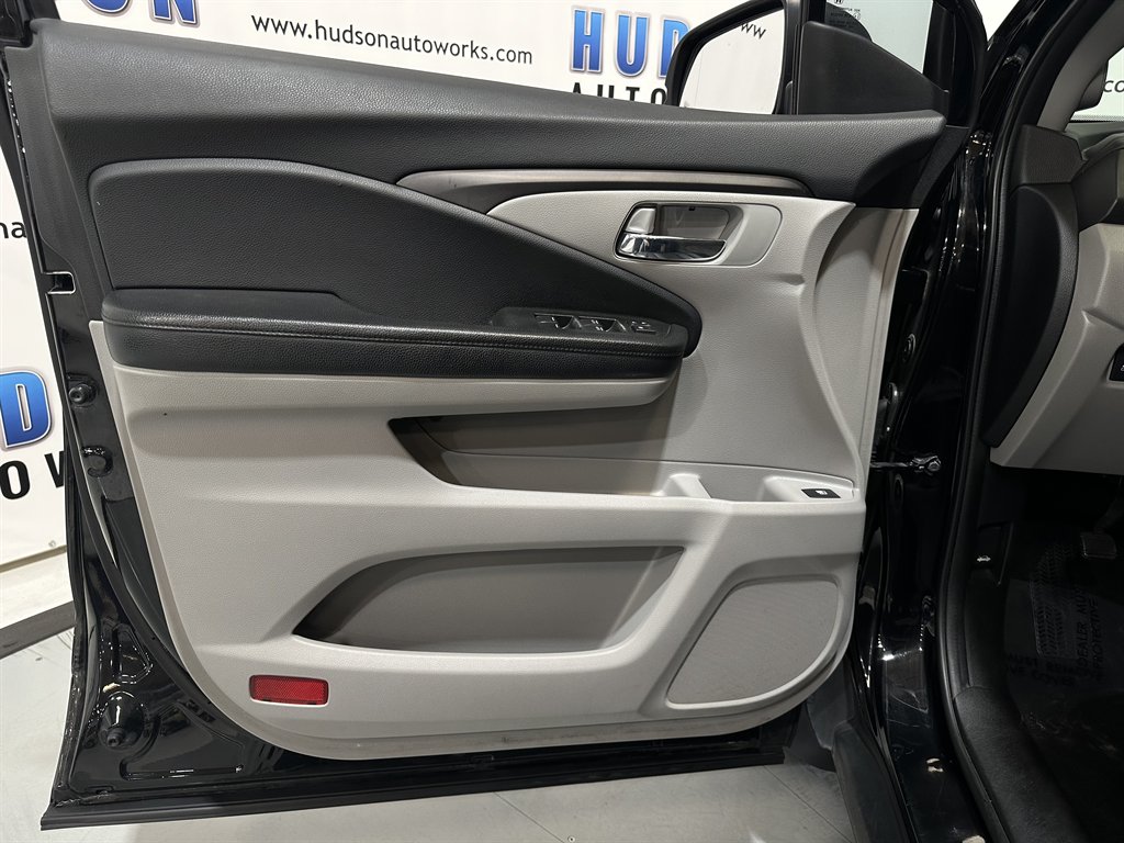 2016 Honda Pilot LX photo