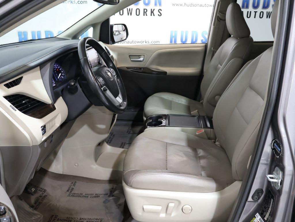 2018 Toyota Sienna - $24,400