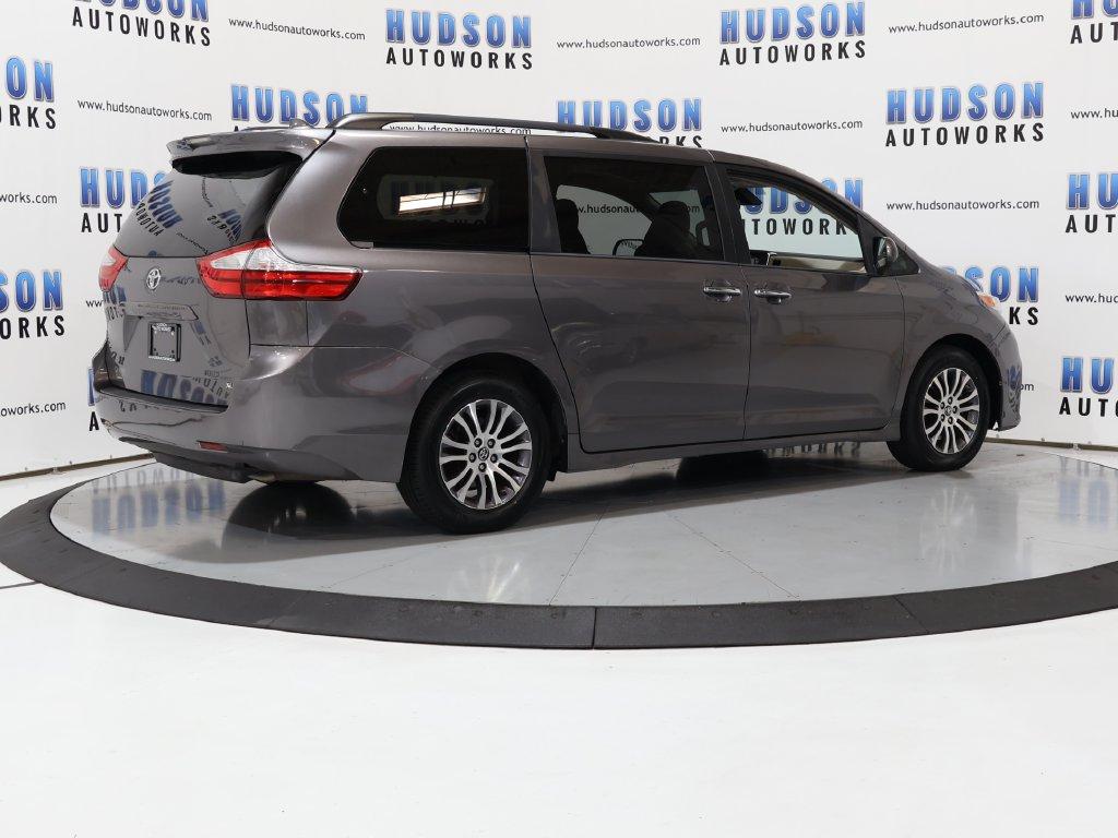 2018 Toyota Sienna - $24,400