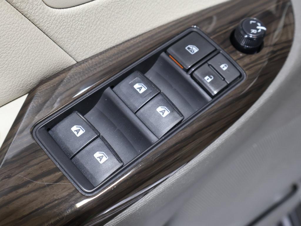 2018 Toyota Sienna - $24,400
