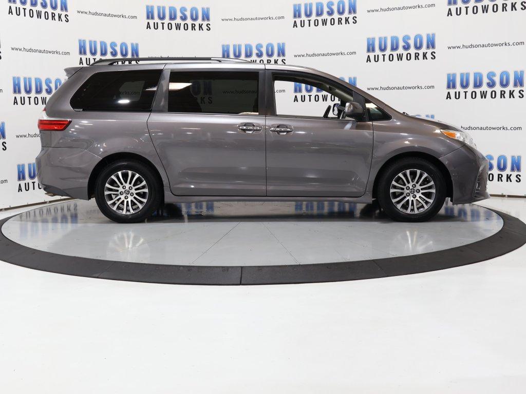 2018 Toyota Sienna - $24,400