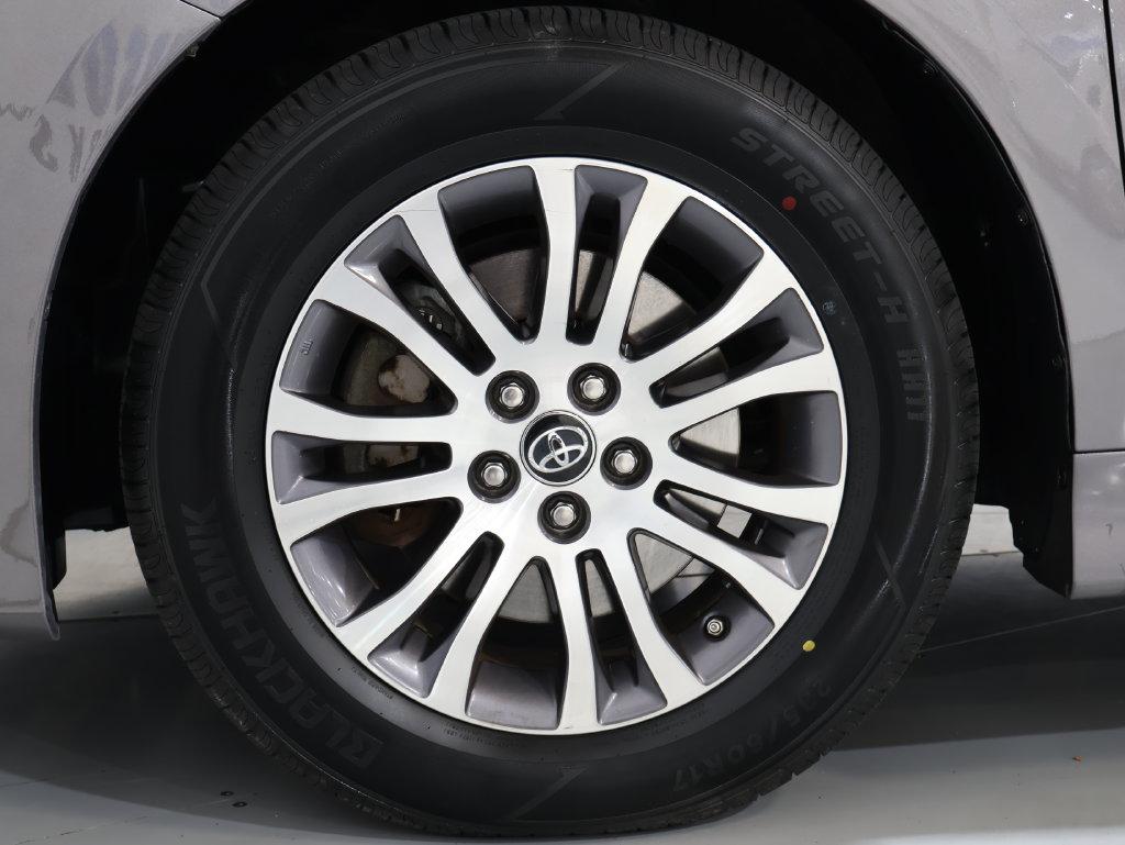 2018 Toyota Sienna - $24,400