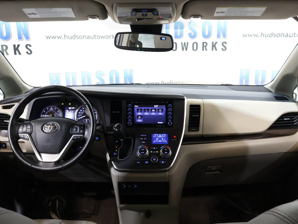 2018 Toyota Sienna - $24,400