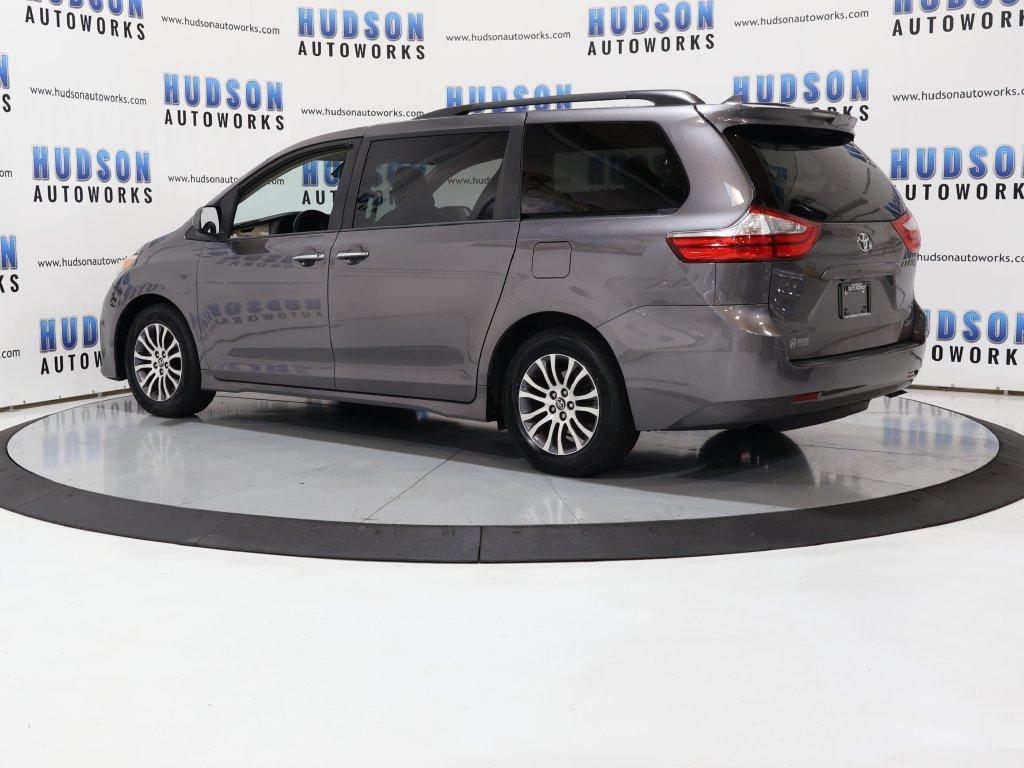 2018 Toyota Sienna - $24,400