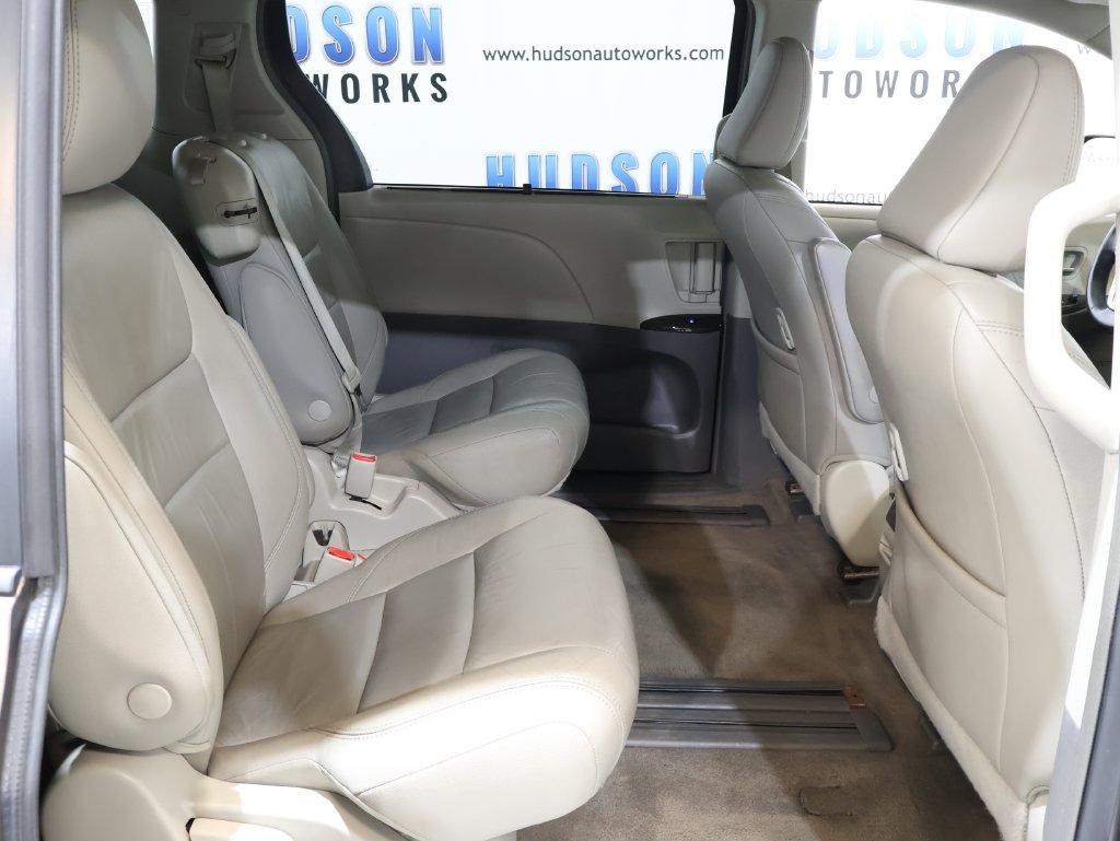 2018 Toyota Sienna - $24,400