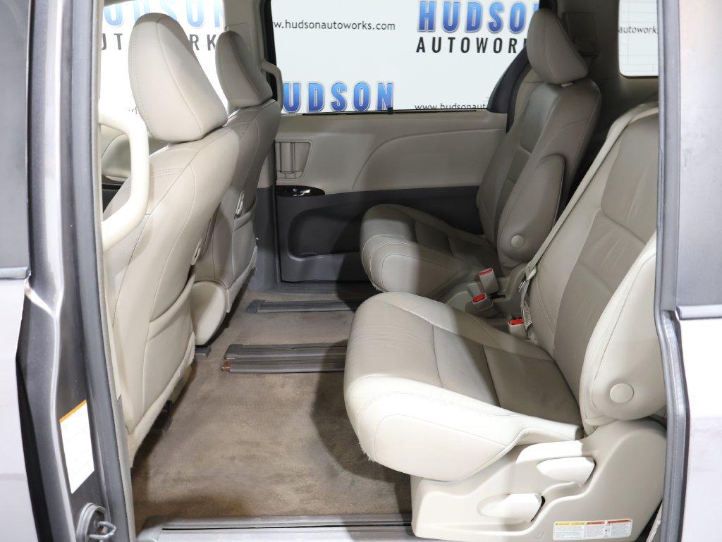 2018 Toyota Sienna - $24,400