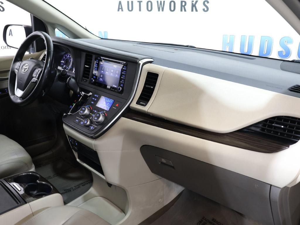 2018 Toyota Sienna - $24,400