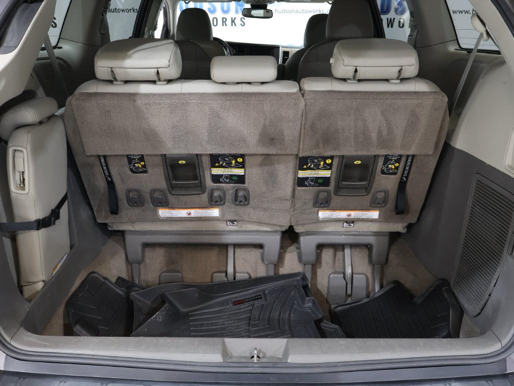 2018 Toyota Sienna - $24,400