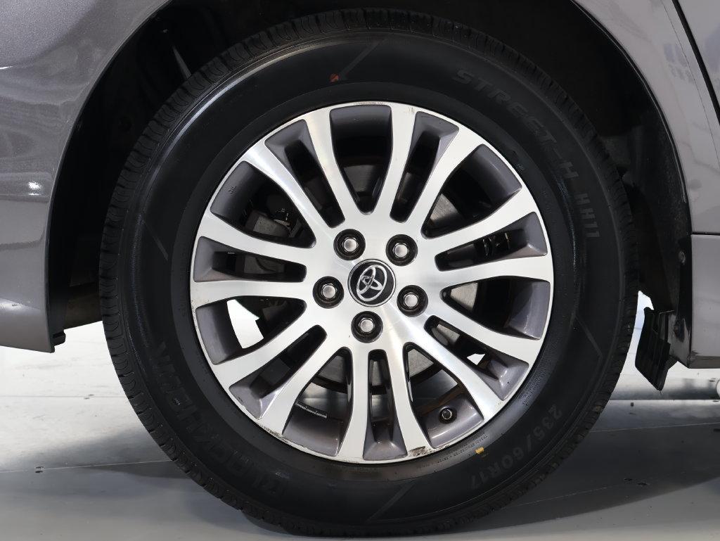 2018 Toyota Sienna - $24,400