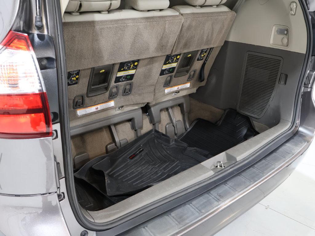 2018 Toyota Sienna - $24,400