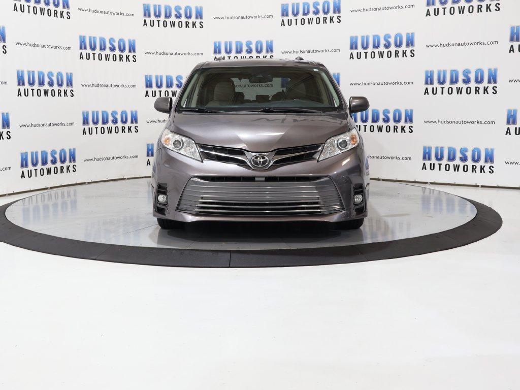 2018 Toyota Sienna - $24,400