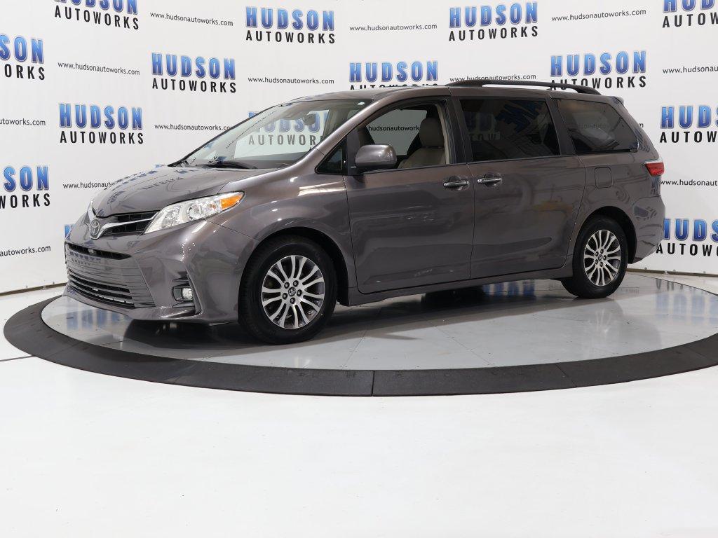 2018 Toyota Sienna - $24,400