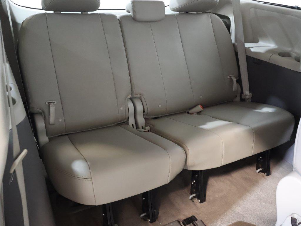 2018 Toyota Sienna - $24,400