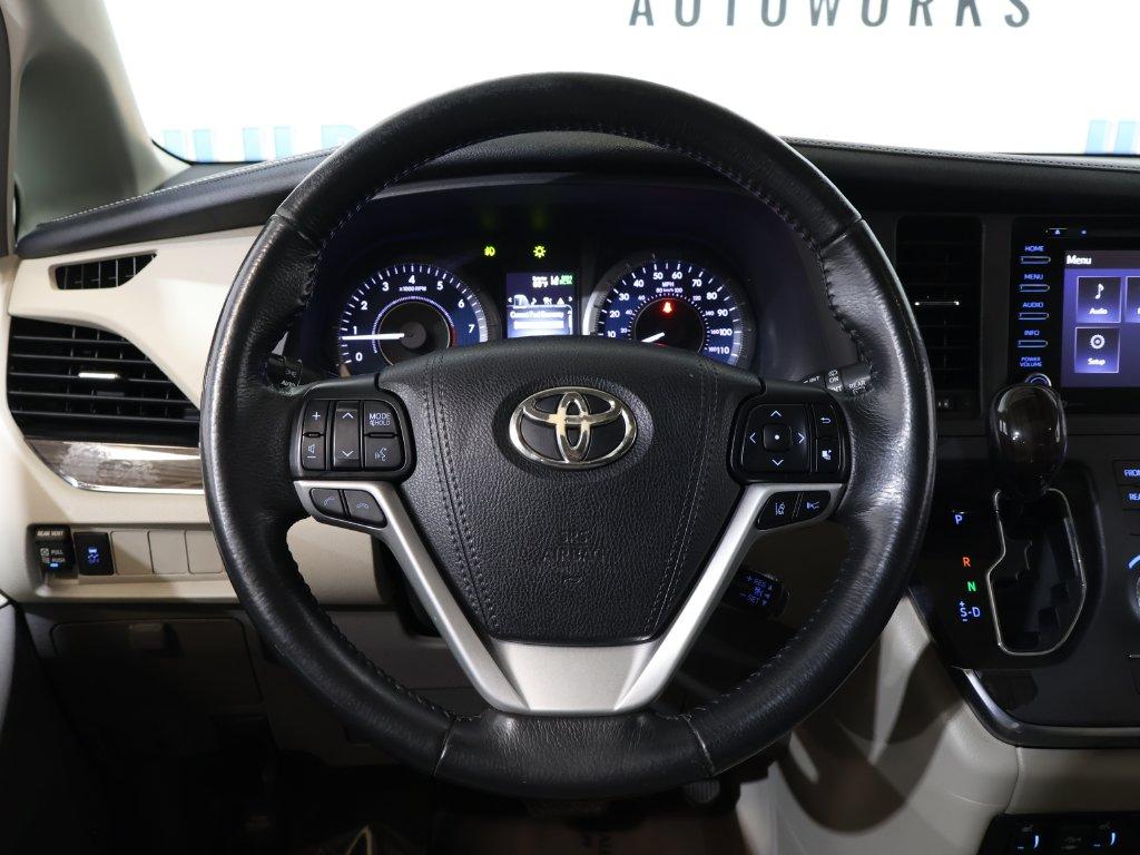 2018 Toyota Sienna - $24,400