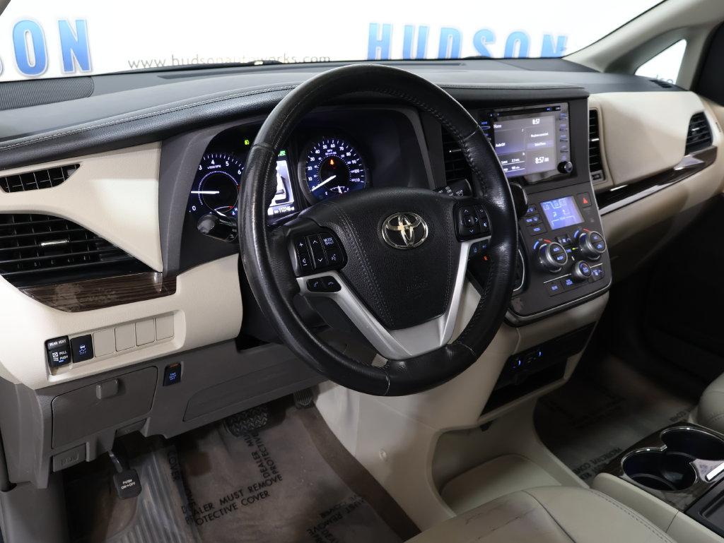 2018 Toyota Sienna - $24,400
