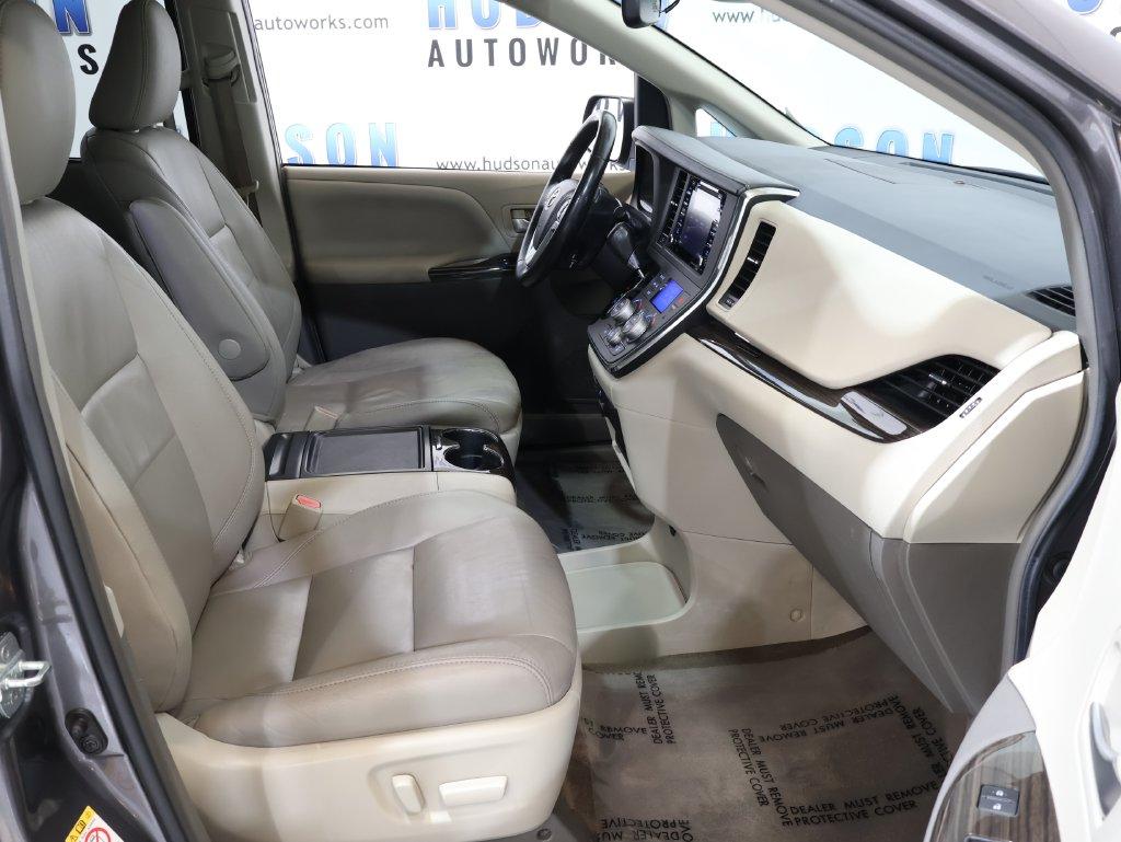 2018 Toyota Sienna - $24,400