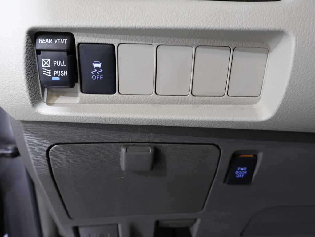 2018 Toyota Sienna - $24,400