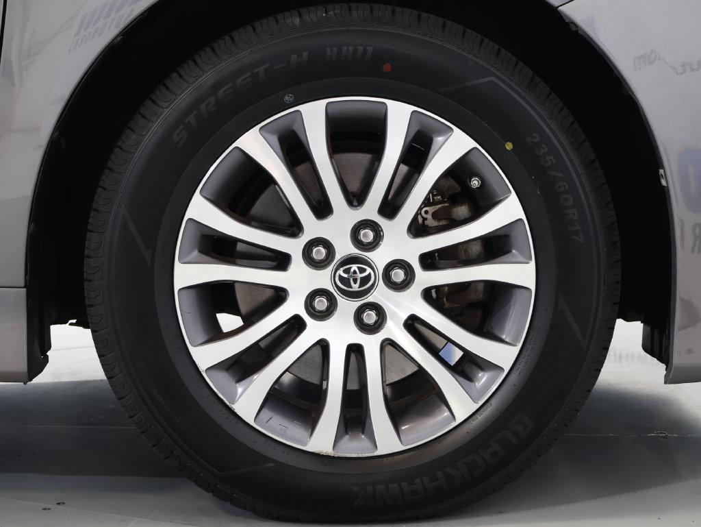 2018 Toyota Sienna - $24,400
