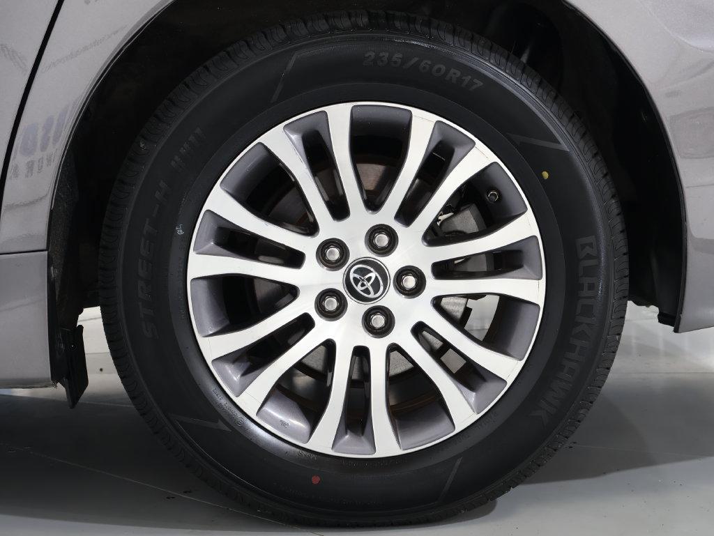 2018 Toyota Sienna - $24,400