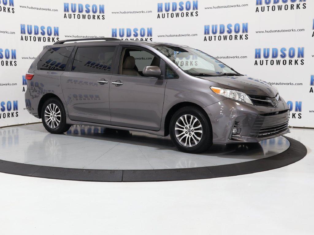 2018 Toyota Sienna - $24,400