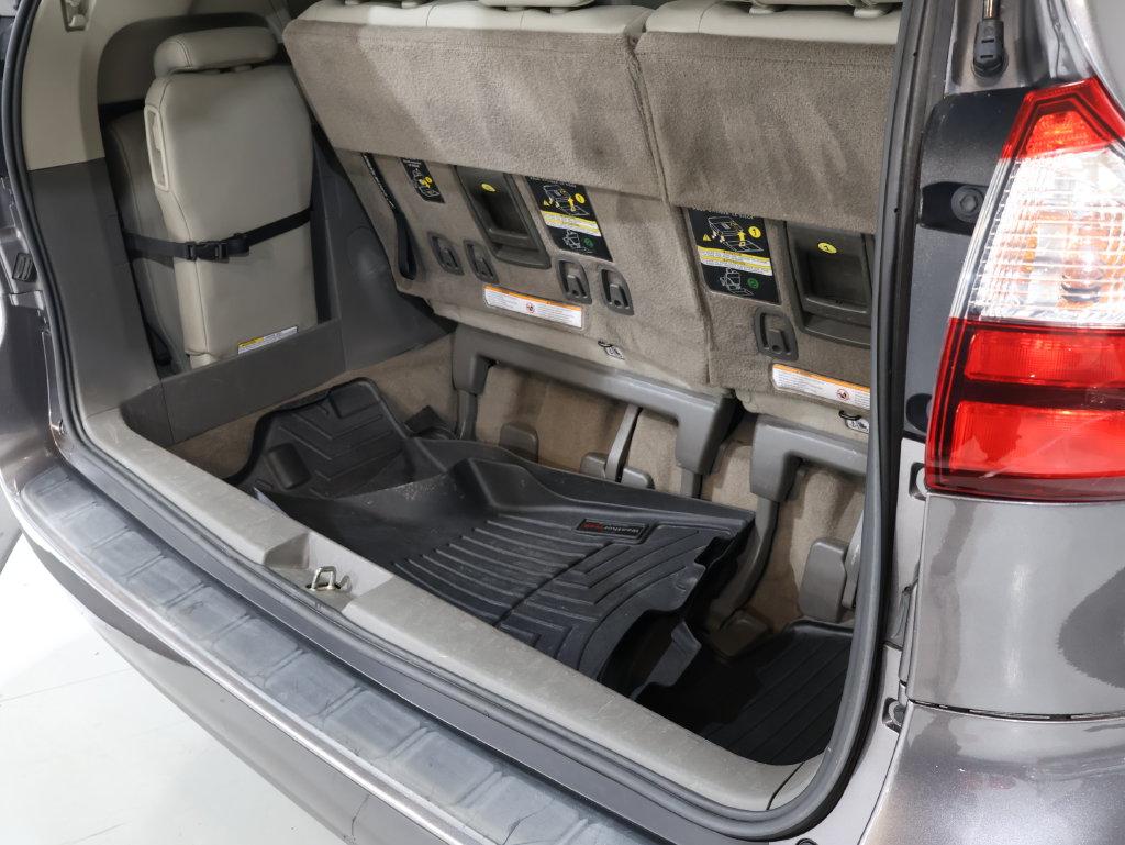 2018 Toyota Sienna - $24,400