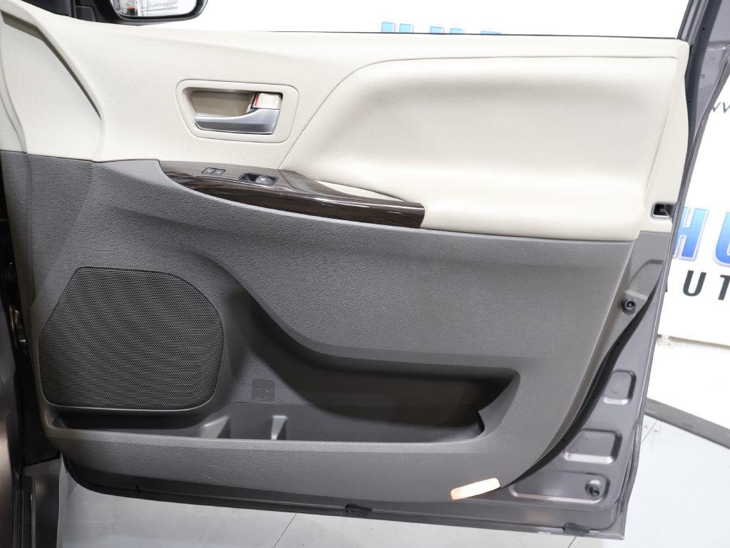 2018 Toyota Sienna - $24,400