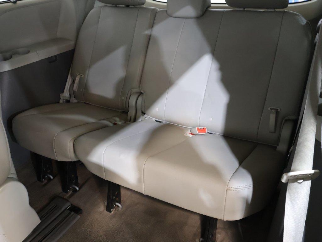 2018 Toyota Sienna - $24,400