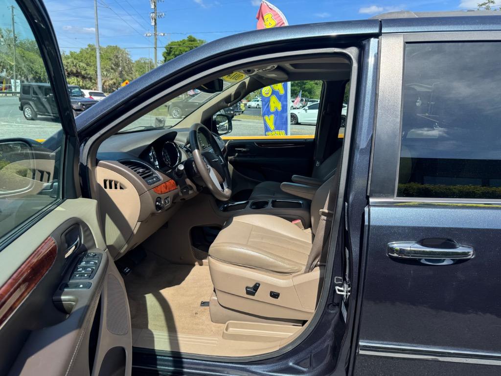 2014 Chrysler Town & Country - $14,995