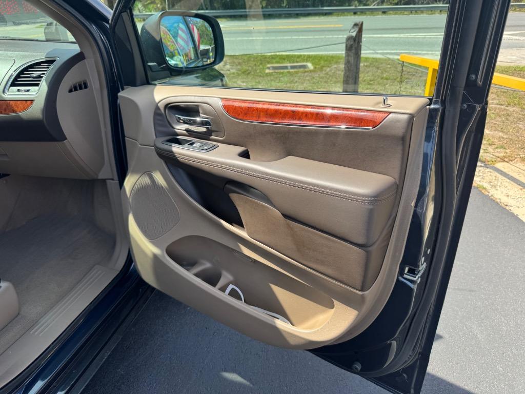 2014 Chrysler Town & Country - $14,995