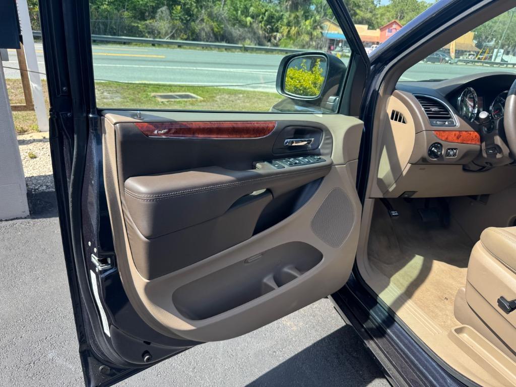 2014 Chrysler Town & Country - $14,995