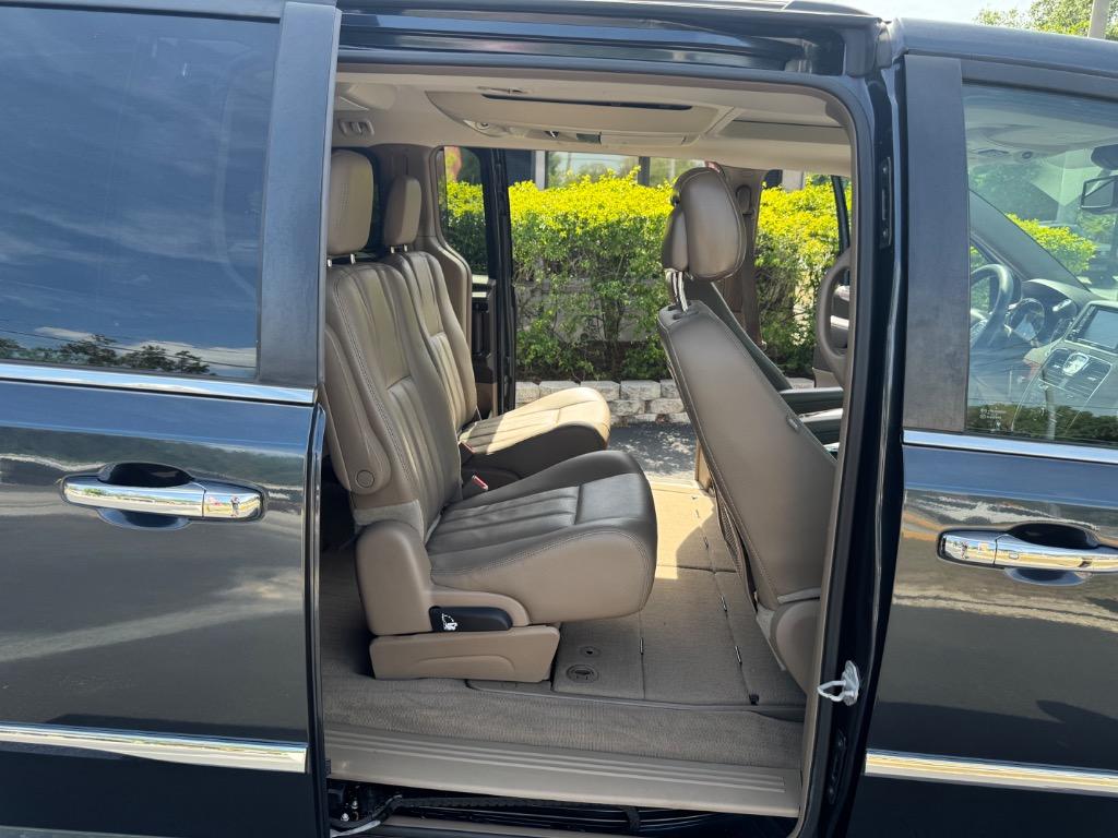 2014 Chrysler Town & Country - $14,995