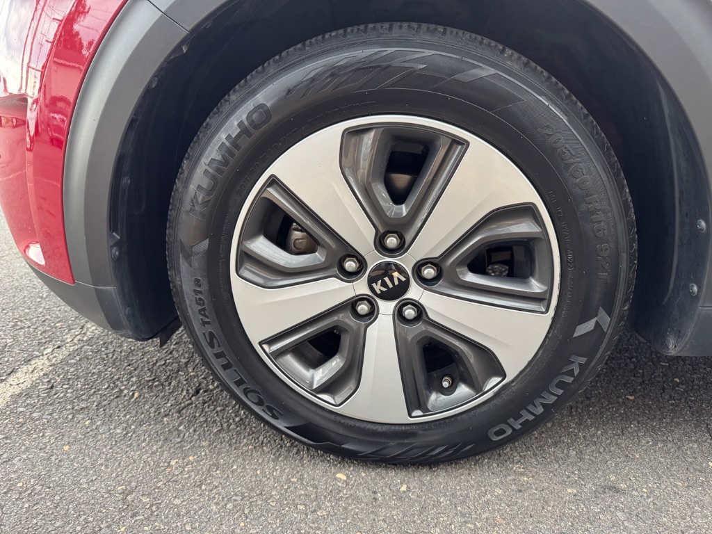 2017 Kia Niro - $11,000