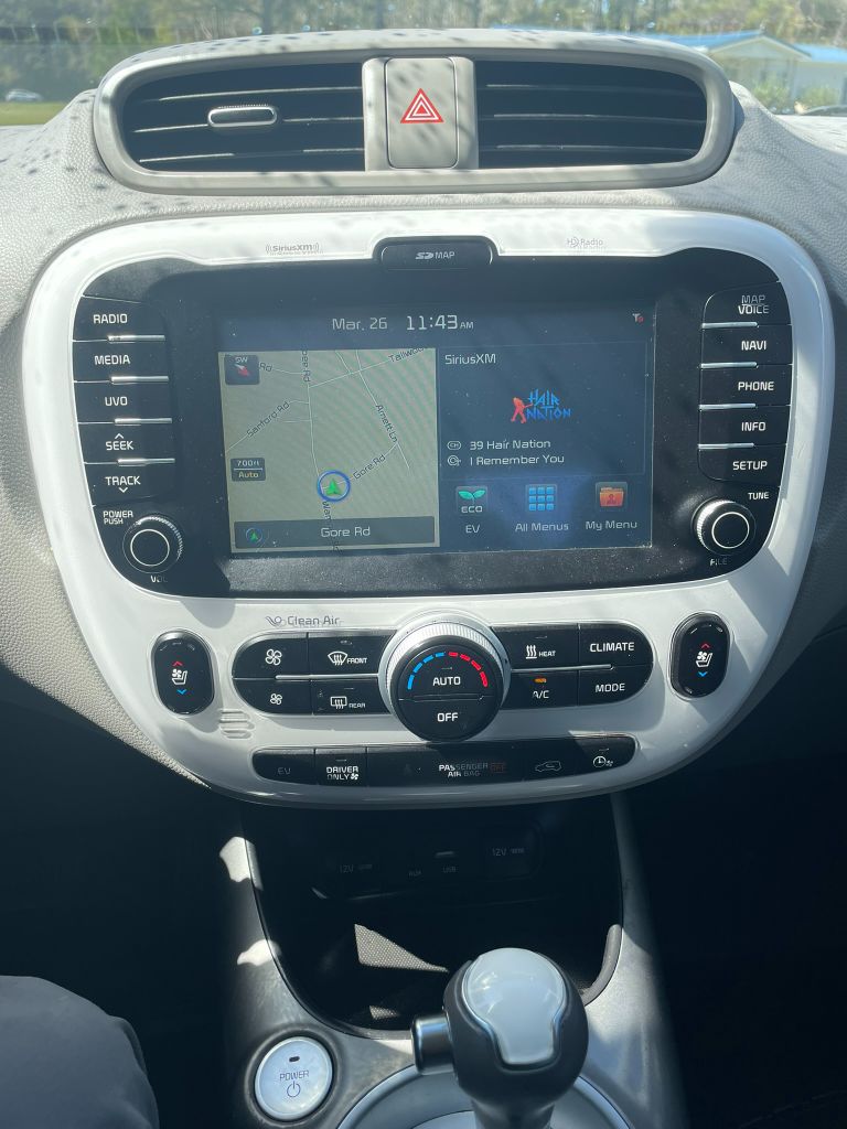 2015 Kia Soul EV + photo