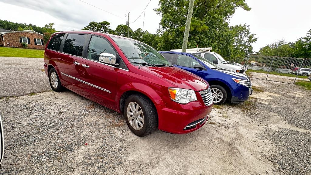 2015 Chrysler Town & Country Limited Platinum photo