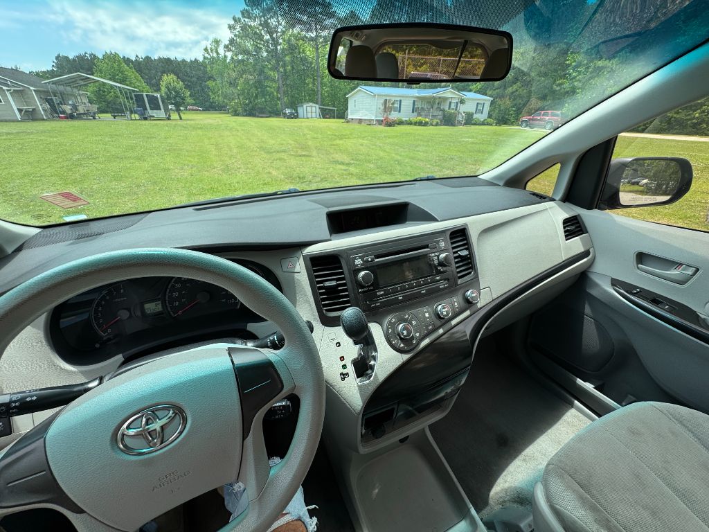 2011 Toyota Sienna Base 7-Passenger photo
